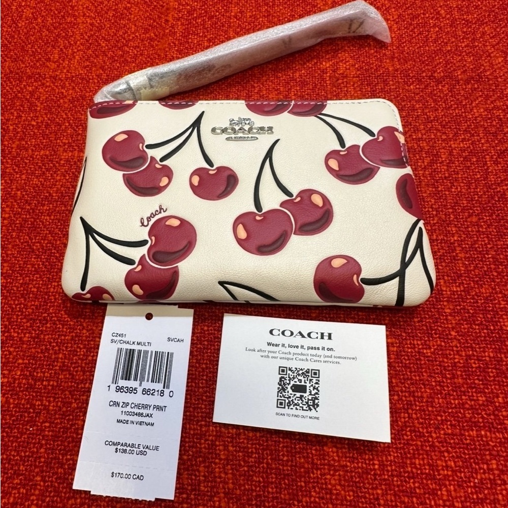 ❤️❤️❤️Authentic Coach wristlet with cherry print ❤️❤️❤️